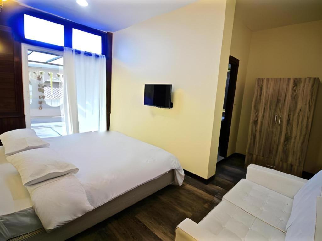 Art Hotel Sanamchai Бангкок Экстерьер фото